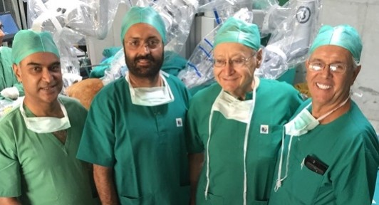 Desde la izquierda: Arun Prasad, Kuldeepak Singh Kular, Mervyn Deitel y Robert Rutledge en el Mini Gastric Bypass Conclave Meeting en New Dheli, Julio 2016