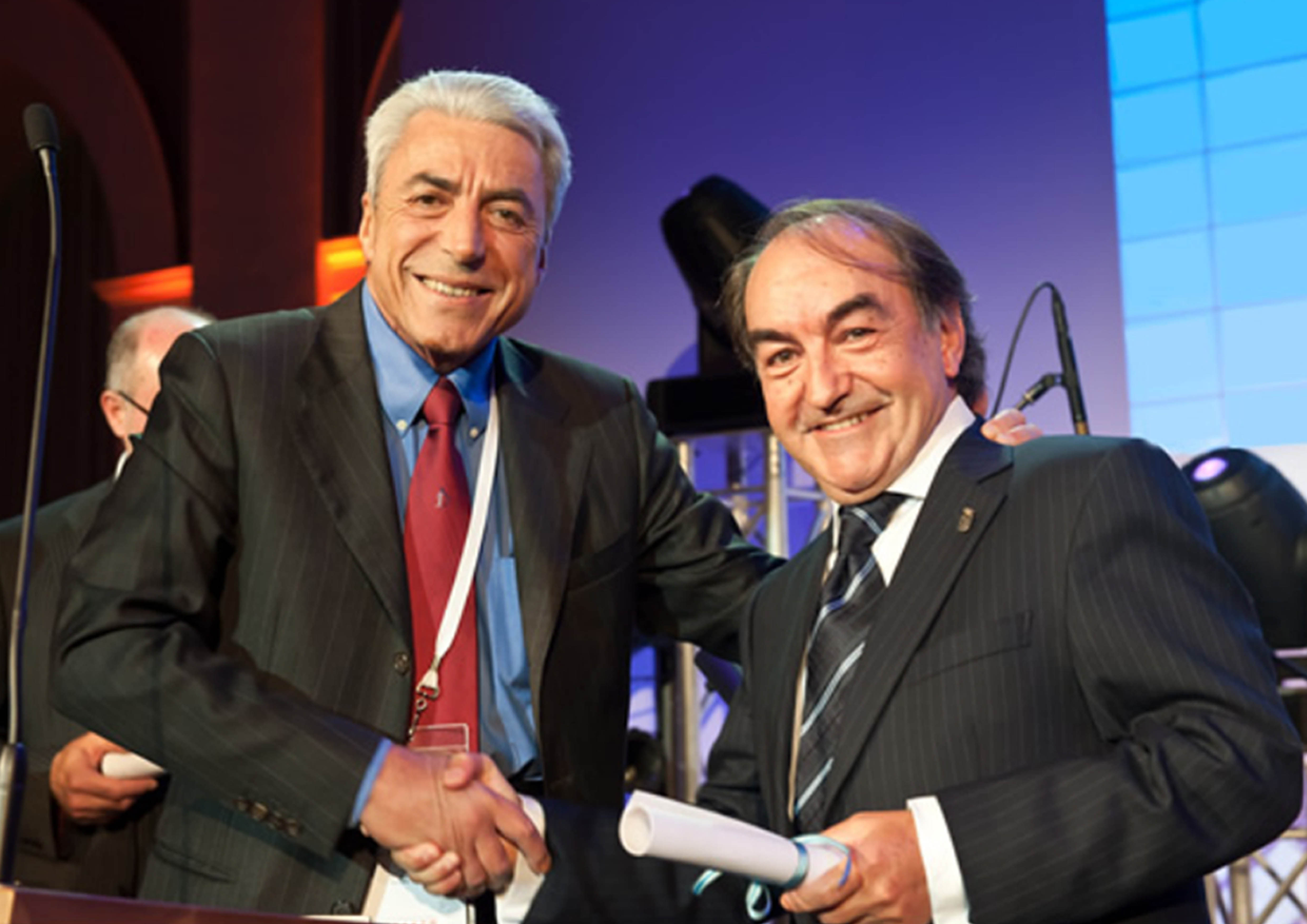 El Prof. Miguel Ángel Carbajo Caballero recibe el Diploma  Acreditativo de CENTRO DE EXCELENCIA EN CIRUGÍA DE  LA OBESIDAD, de manos del  Prof. Nicola Scopinaro  (Presidente Honorario de IFSO) y del P